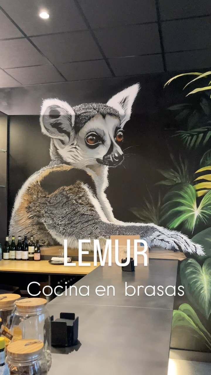 .
{Menú de temporada}
LEMUR. Cocina en brasas 🔥

Una estupenda opción en #Ourense para disfrutar de  un buen menú con producto de temporada, y donde la brasa es protagonista.

Aperitivo inicial
Cecina
Crema de calabaza
Sopa de pescado y marisco
Guiso de setas y tortillita de carneiro
Lubina o chuletón, a la brasa
Torrija y helado
Café y petit fours
Pan y agua
Precio: 48€/pax

Muy satisfechos en esta visita a @lemur.cocinaenbrasas y os recomendamos que los visitéis sin falta. Servicio de sala profesional y amplia bodega.

📍Amado Carballo, 2 - Ourense
☎️ 988 428 579
IG: @lemur.cocinaenbrasas